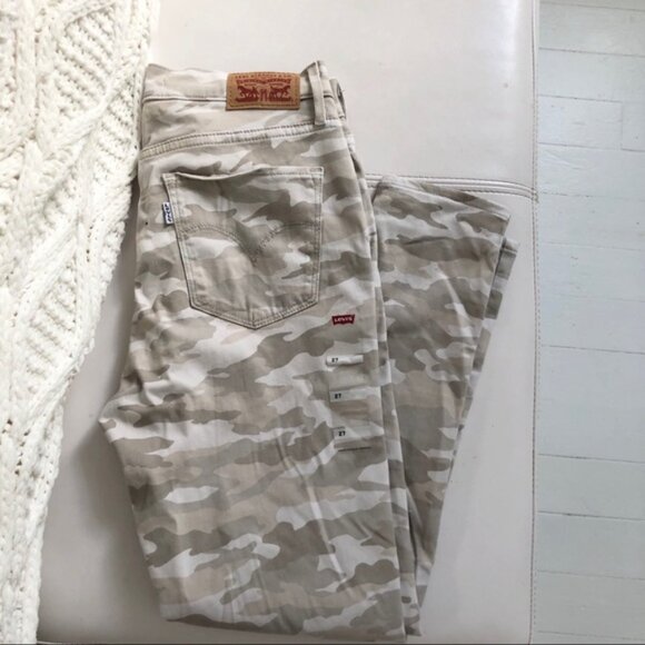 NWOT High rise camo Levi pants - Picture 2 of 4